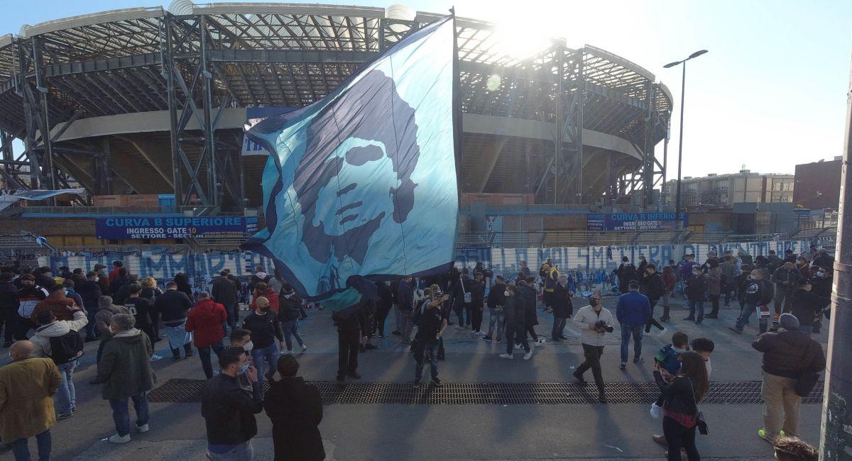 Así luce el estadio de San Paolo, con la figura de Diego Maradona. Foto: EFE