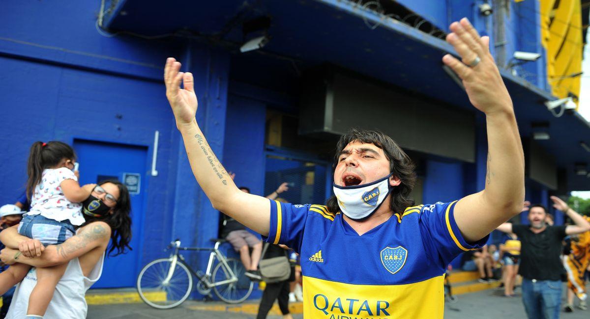 Hinchas de Boca Juniors alentando a Diego Maradona. Foto: EFE