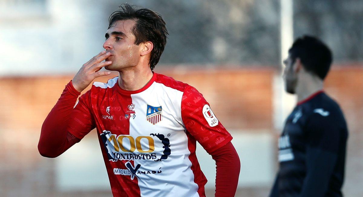 Juan Esnáider celebrando su gol con el Navalcarnero. Foto: EFE
