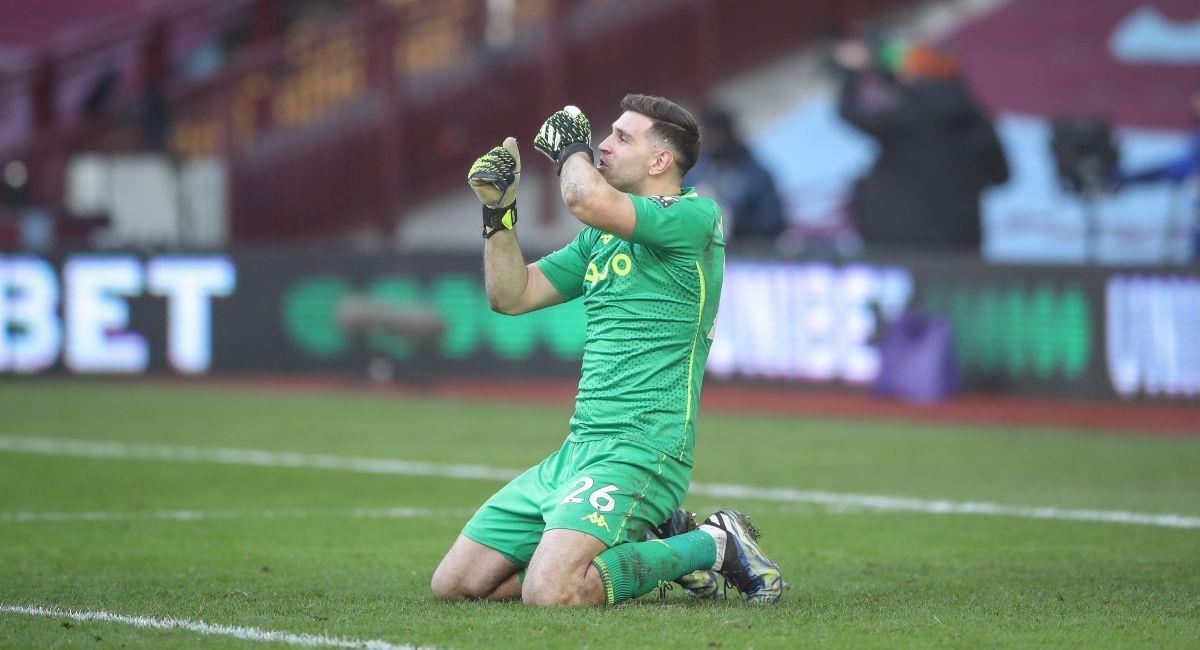 Emiliano Martínez, celebrando gol del Aston Villa. Foto: EFE