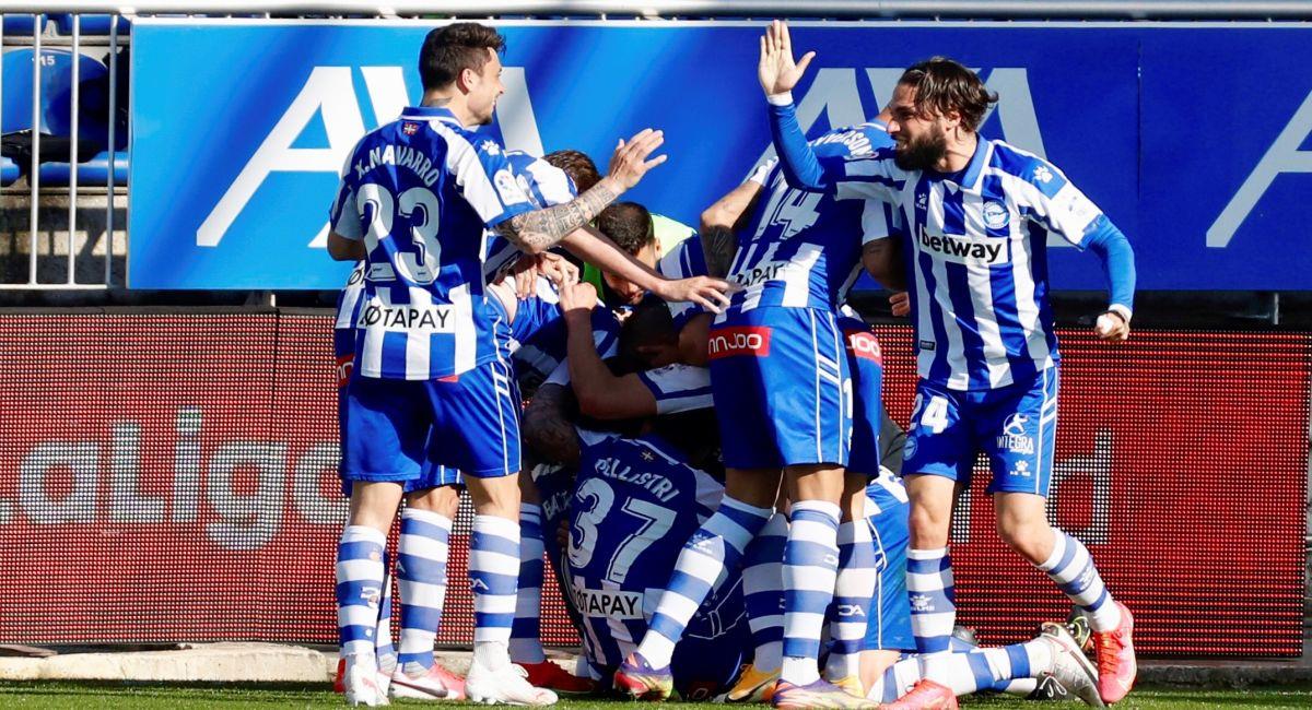 Alavés celebrando su victoria sobre el Huesca. Foto: EFE