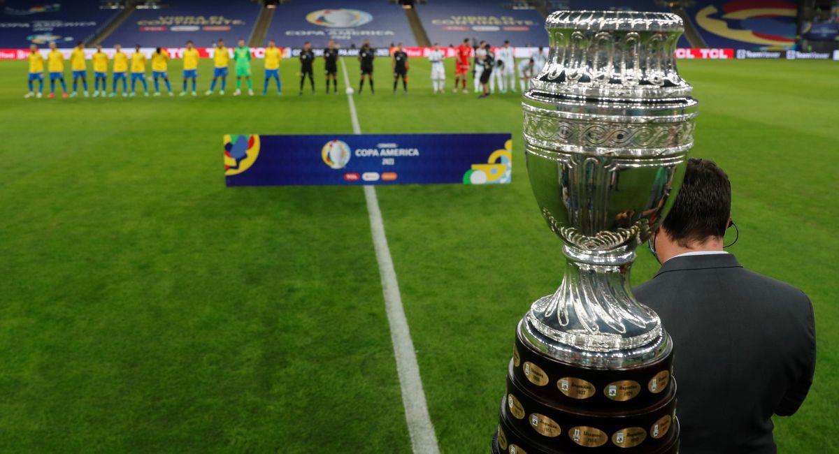 El imponente trofeo de la Copa América. Foto: EFE