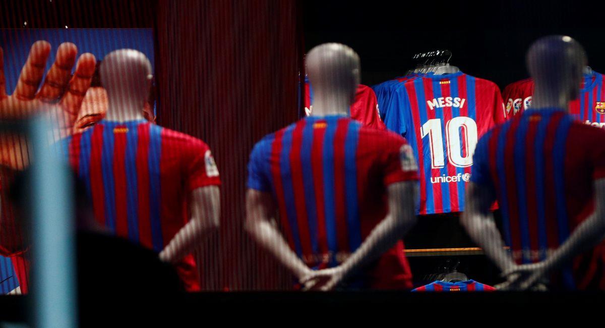 La camiseta de Lionel Messi no pasará a nadie por el momento. Foto: EFE