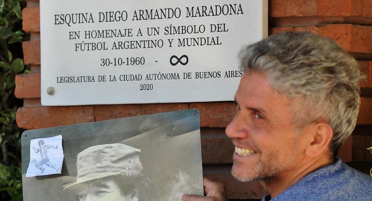 Maradona fue homenajeado en Villa Devoto. Foto: EFE