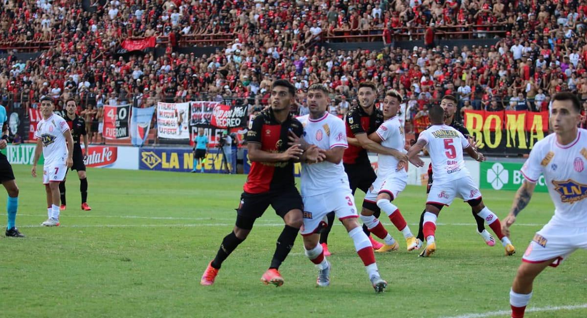 Colón derrotó 2-1 a Barracas Central. Foto: Twitter @LigaAFA