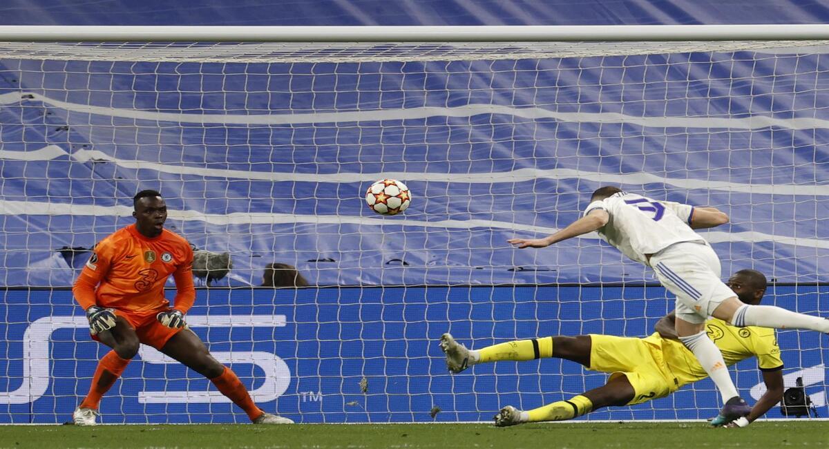 Preciso instante en que Karim Benzema le daba el gol de la clasificación al Madrid. Foto: EFE