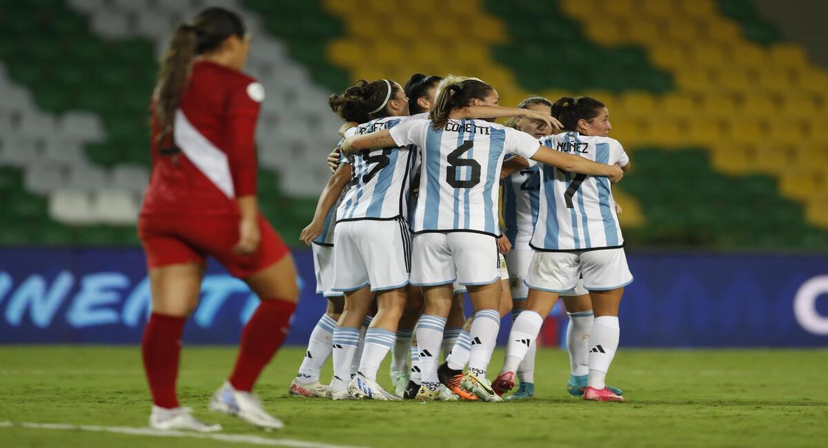 Argentina goleó a Perú en la segunda fecha del Grupo B. Foto: EFE