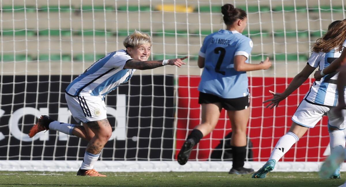 Yamila Rodríguez marcó un hat trick a Uruguay. Foto: EFE