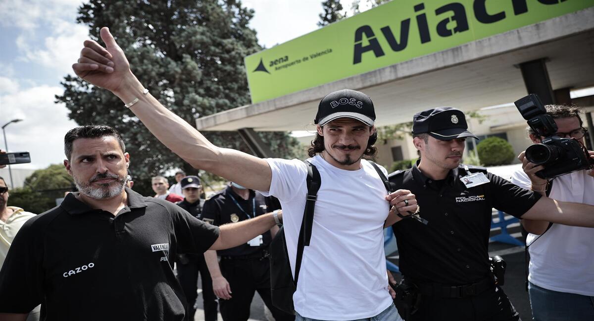 Cavani llegó al aeropuerto de Valencia. Foto: EFE
