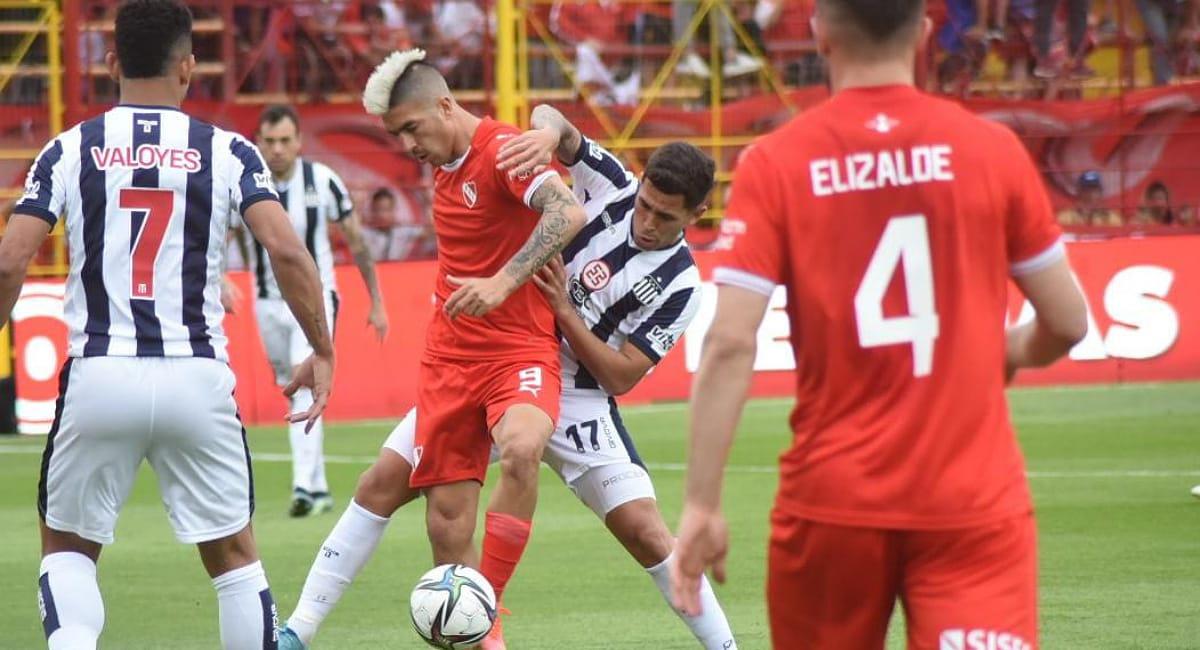 Leandro Fernández no pudo terminar el partido por molestias físicas. Foto: Twitter @Independiente