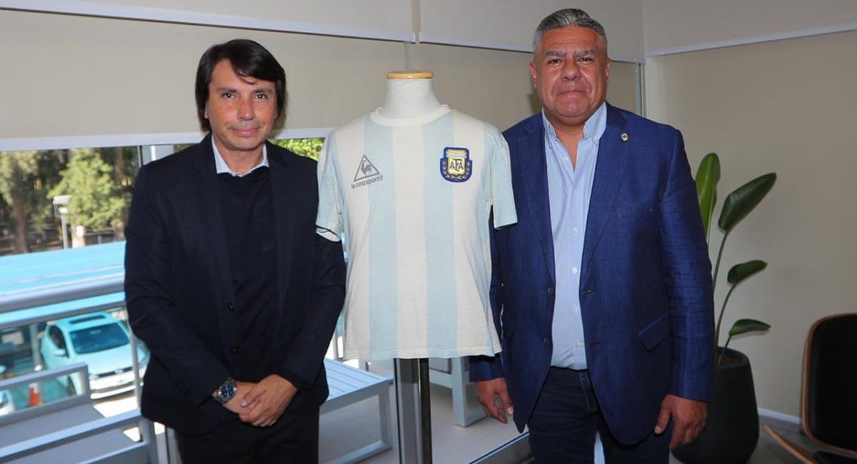 Claudio Tapia recibió la camiseta de Maradona, donada por Lothar Matthäus. Foto: Twitter @AFA