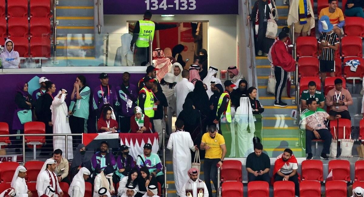 Hinchas de Qatar abandonan el estadio en el Qatar 0-2 Ecuador. Foto: Twitter @redgol