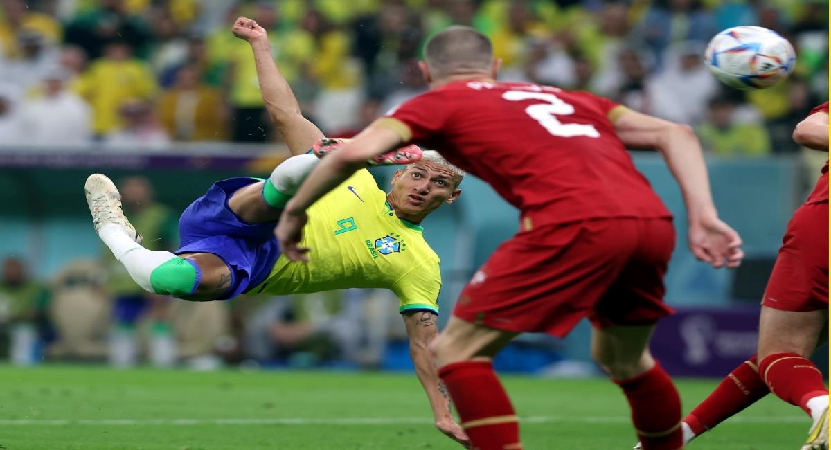 Con una gran pirueta, Richarlison marcó el segundo de Brasil. Foto: EFE