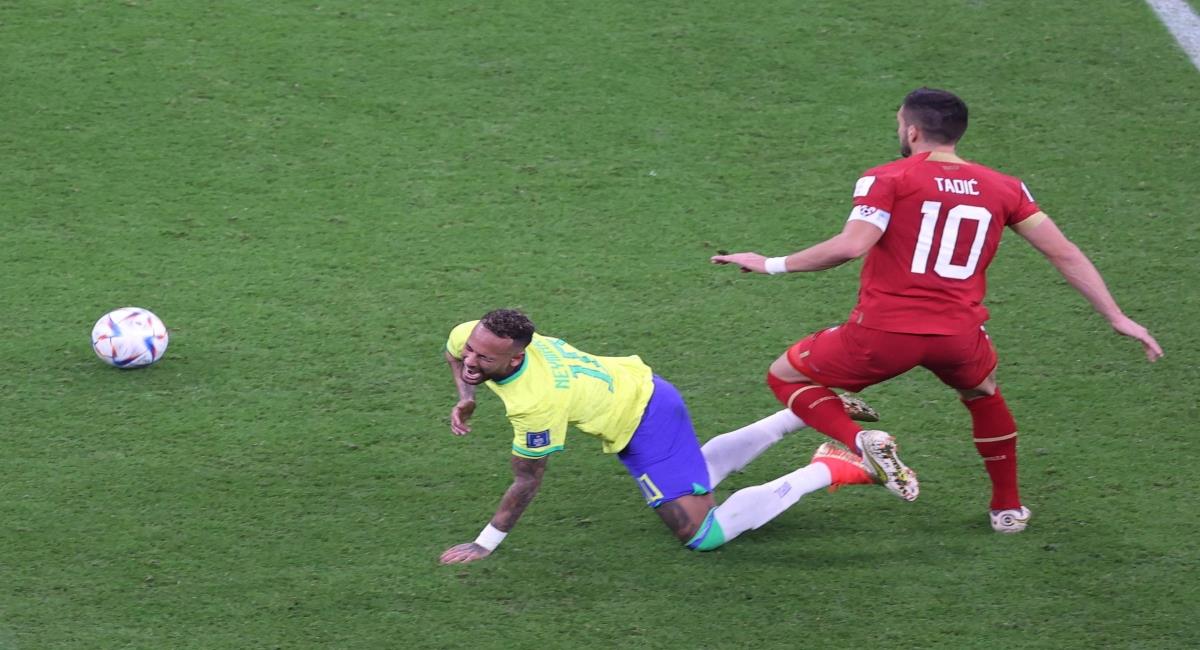 Neymar recibió un duro golpe en el tobillo. Foto: EFE