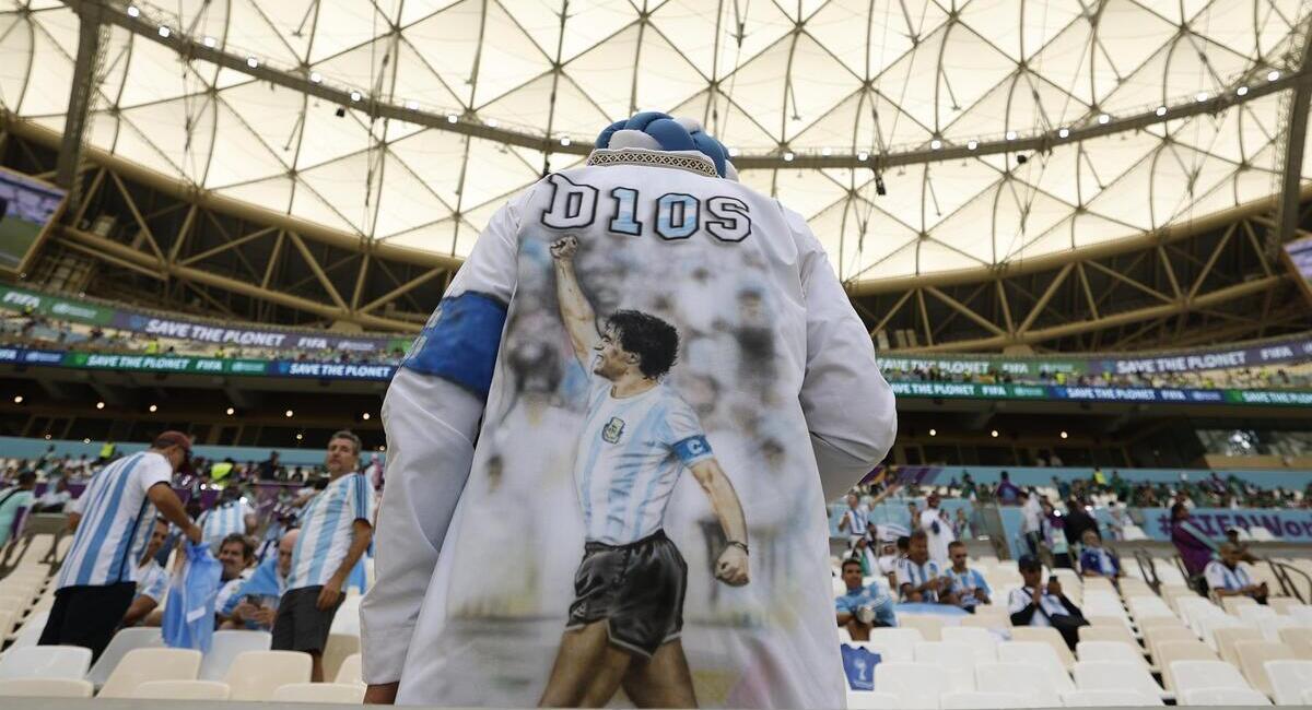 Diego Armando Maradona presente en los hinchas argentinos en el Mundial Qatar 2022. Foto: EFE