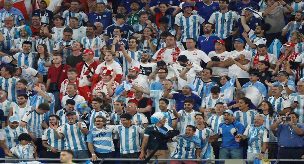 Los hinchas argentinos se hicieron presentes en el Estadio 974. Foto: EFE