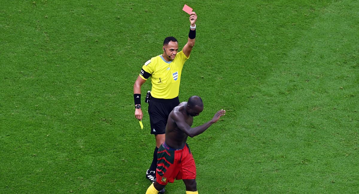 Vincent Aboubakar expulsado luego de quitarse la camiseta en la celebración del gol. Foto: EFE