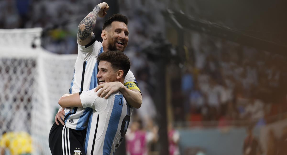 Lionel Messi y Julián Álvarez celebrando la clasificación a cuartos. Foto: EFE