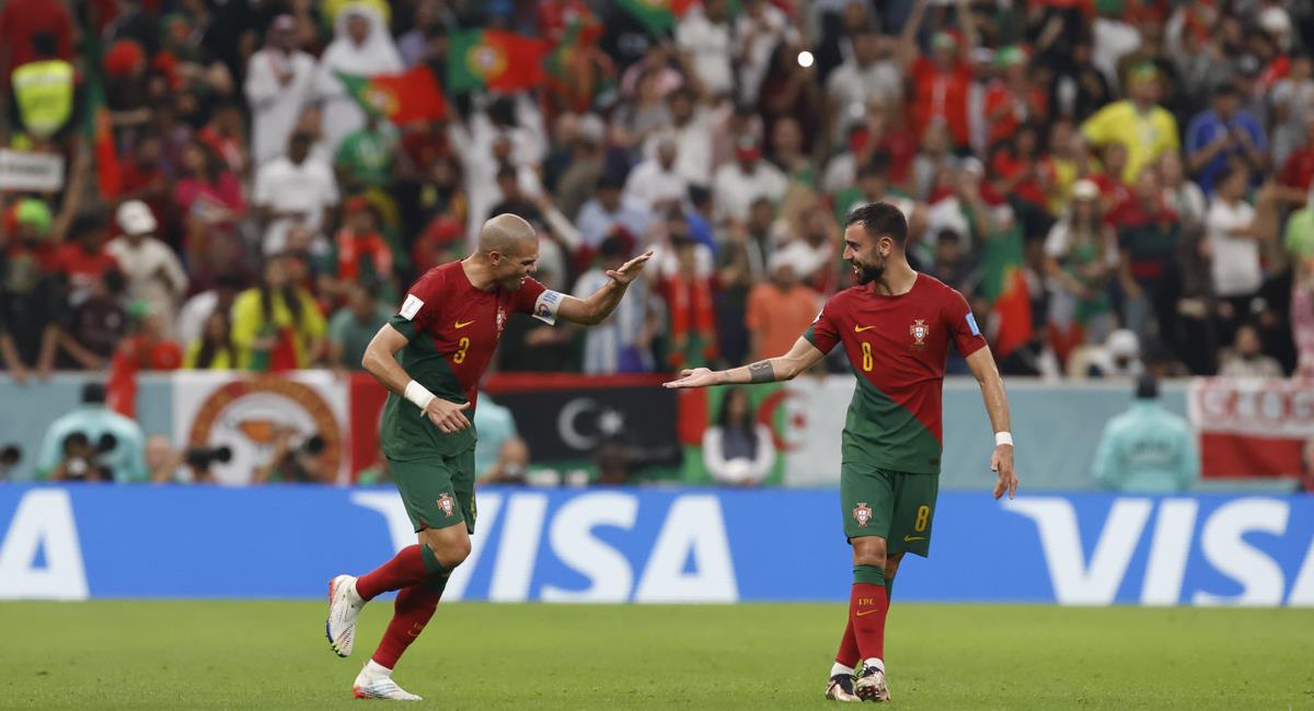 Pepe celebrando su gol junto a Bruno Fernándes. Foto: EFE