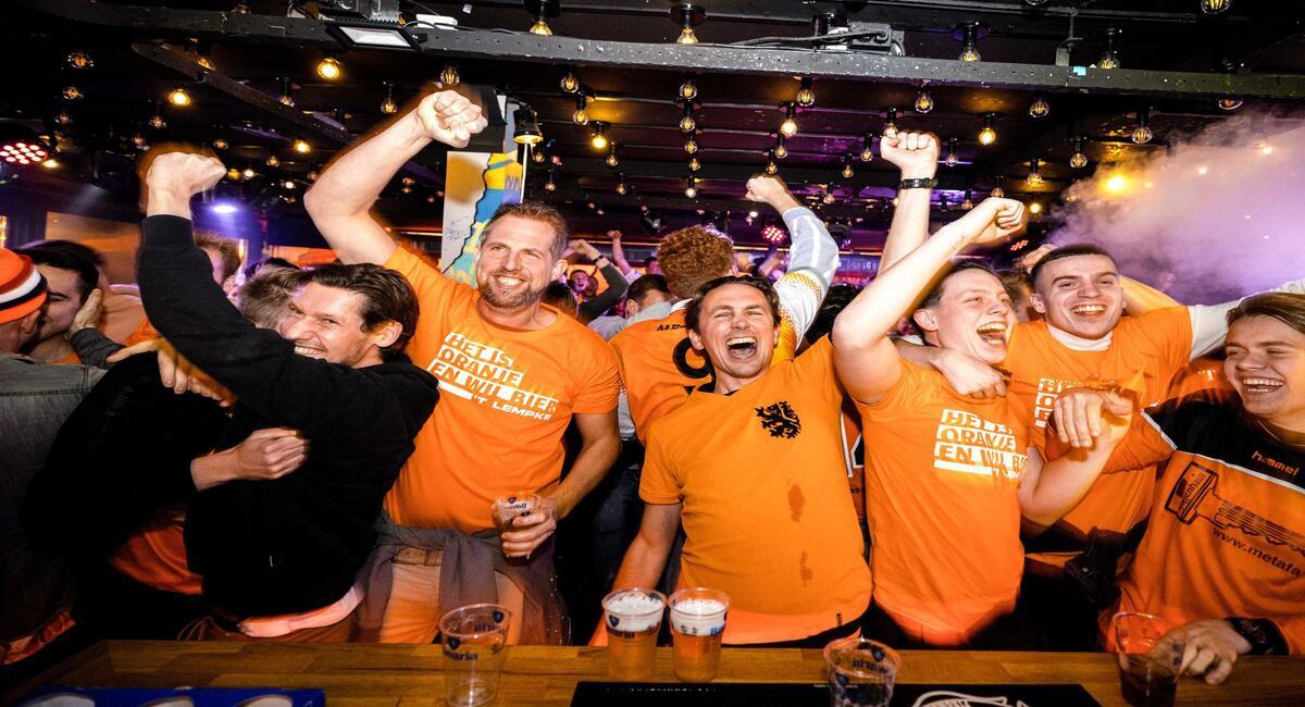 Los hinchas de Países Bajos, celebrando el pase a cuartos. Foto: EFE