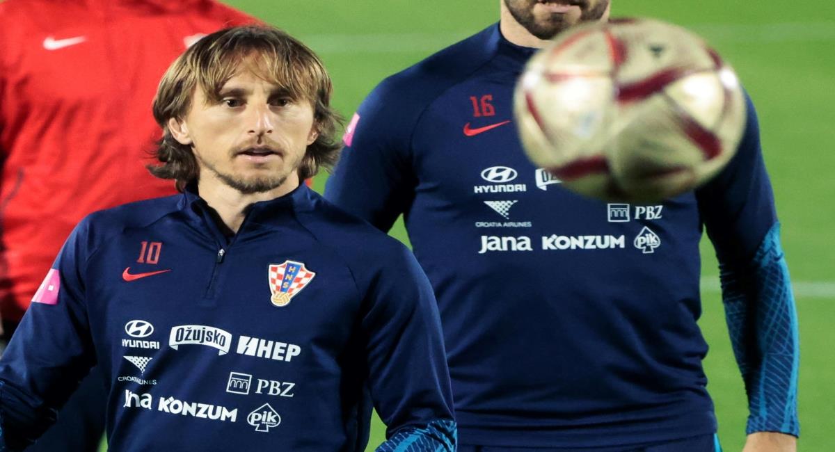 Luka Modric entrenando con la nueva pelota del Mundial. Foto: EFE