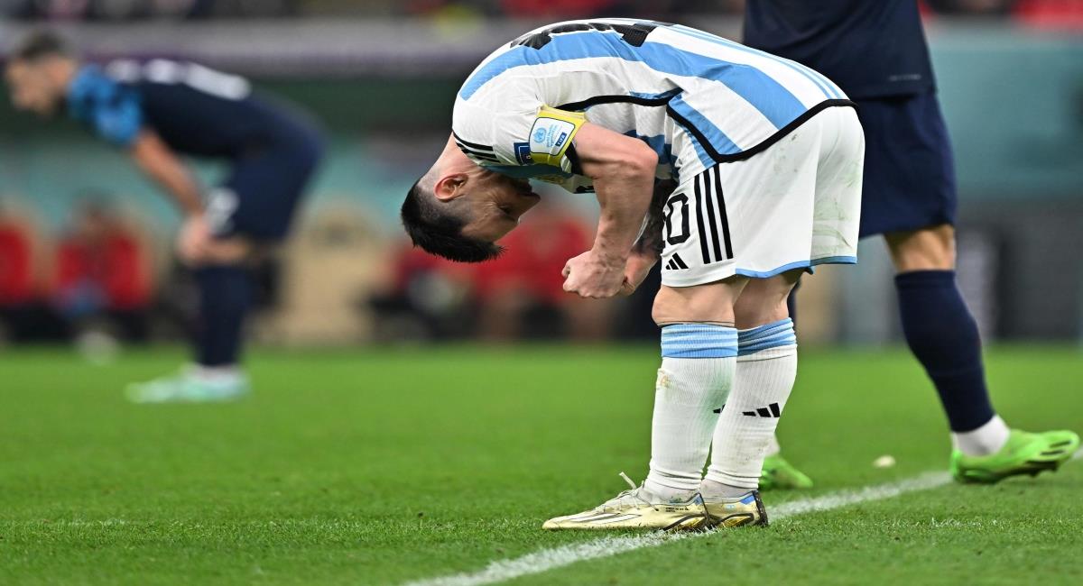 Lionel Messi estuvo tocandose el posterior de su pierna izquierda. Foto: EFE