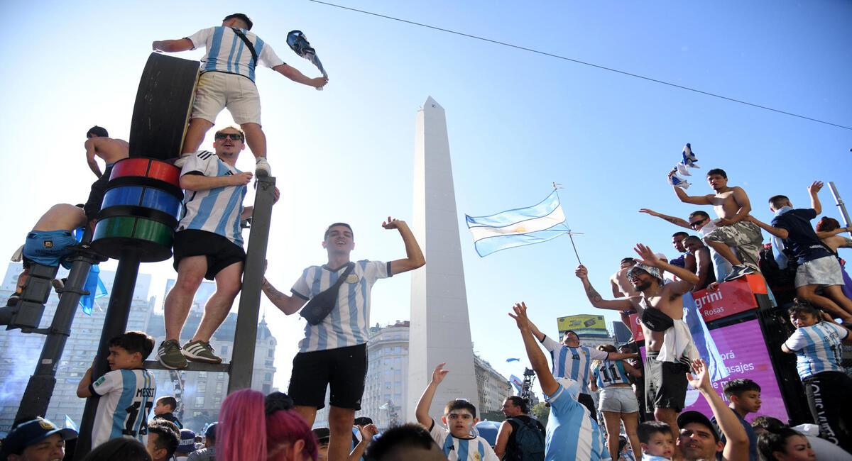 Los hinchas de la Selección festejan en el Obelisco. Foto: EFE