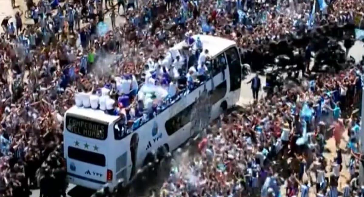 El micro descapotable de la Selección Argentina salió para festejar con el pueblo argentino. Foto: captura de pantalla