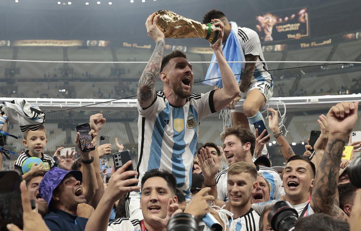 Lionel Messi levantando la Copa del mundo. Foto: EFE