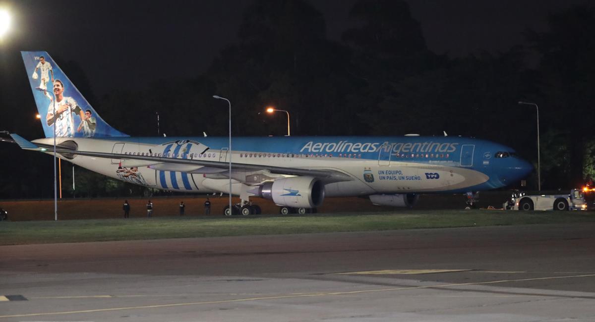 El avión que transportó a la Selección Argentina. Foto: EFE
