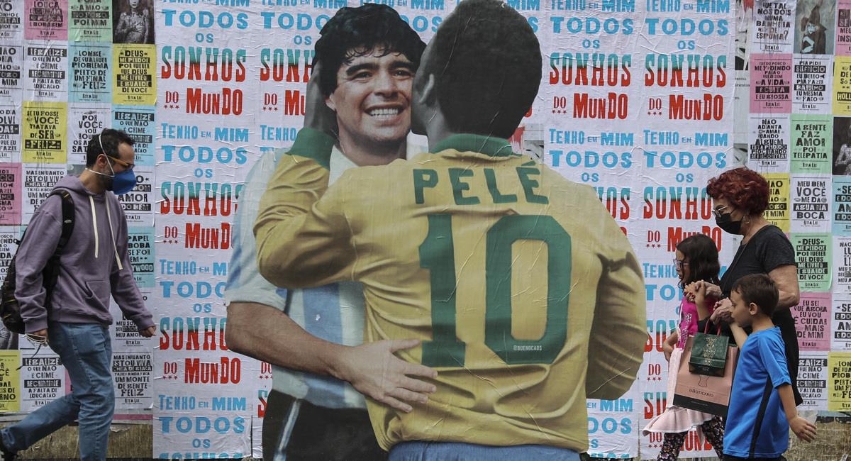 Mural en honor a Pelé y Maradona. Foto: EFE
