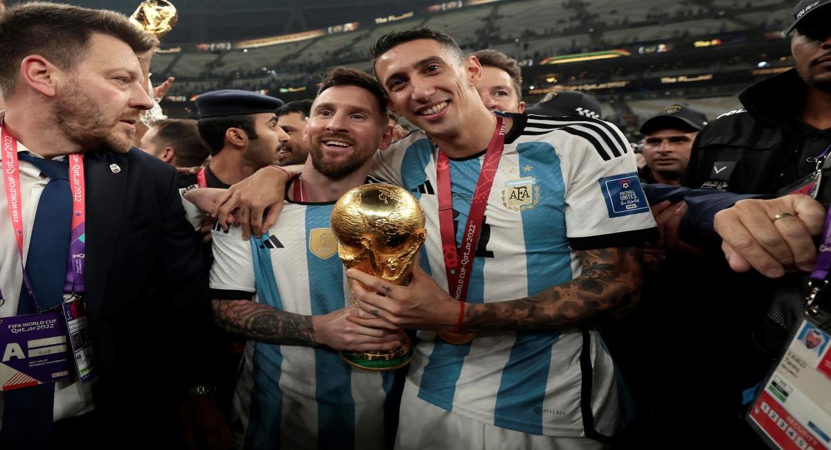 Messi y Di María cargando la copa. Foto: EFE