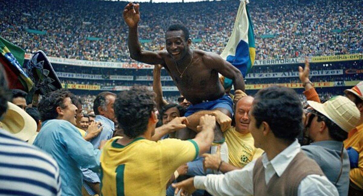 Pele celebrando el campeonato del Mundo con Brasil. Foto: Twitter @Pele