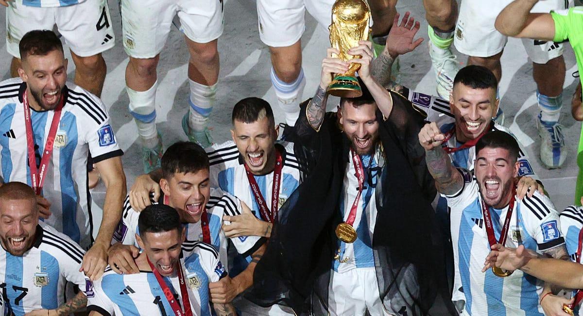 La Selección Argentina levantó la tercera copa del mundo de su historia. Foto: Twitter @Argentina