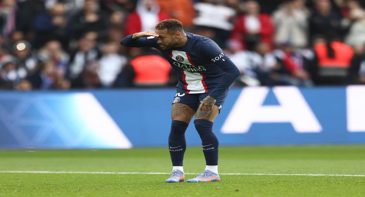 Neymar marcó uno de los goles del PSG y luego salió lesionado. Foto: EFE