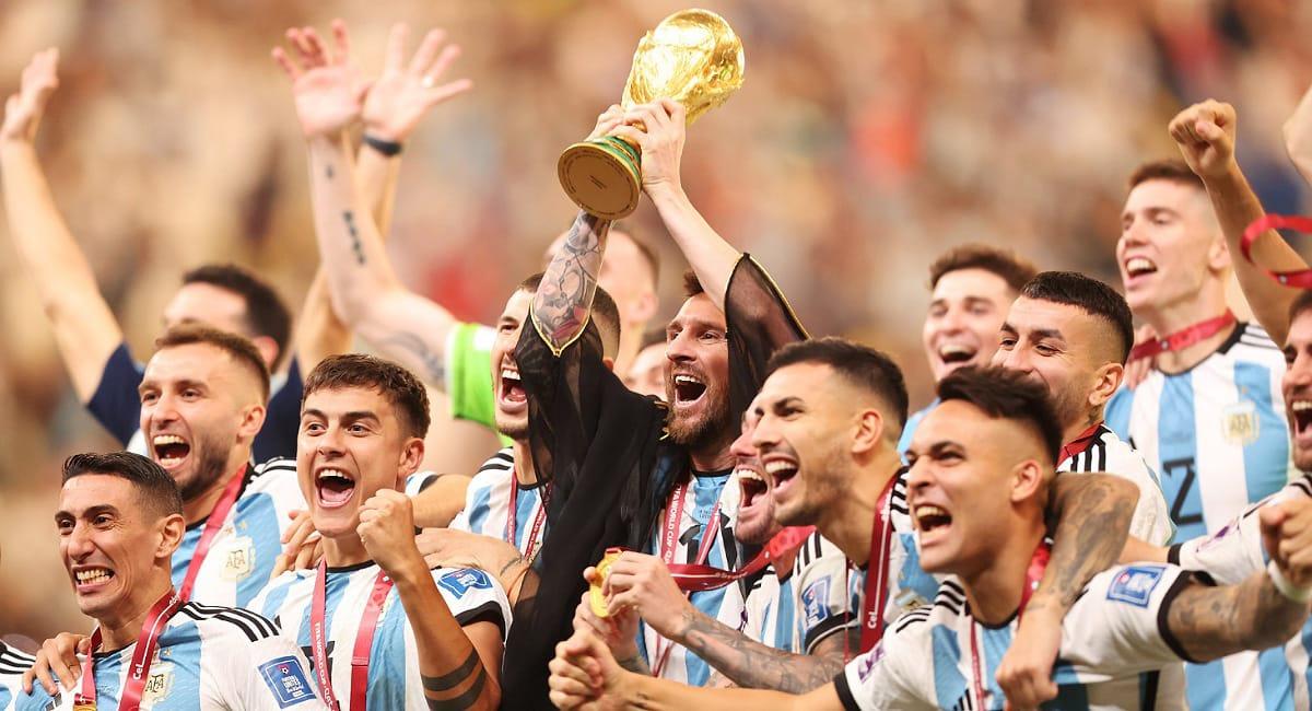 Leo Messi levantó la Copa del Mundo con la Selección Argentina. Foto: Twitter @Argentina