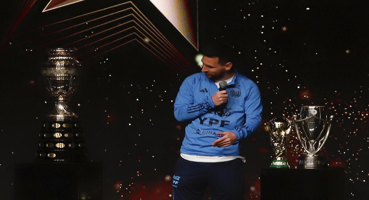Messi recibió réplicas de las copas que ganó con la Selección. Foto: EFE