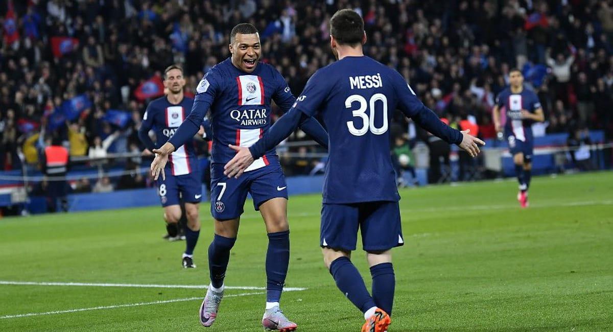 Lionel Messi marca su gol 15 en la Ligue 1. Foto: Twitter @PSG_espanol
