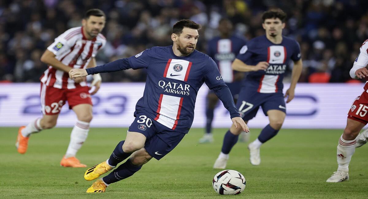 Messi silbado por los hinchas del PSG durante el partido. Foto: EFE