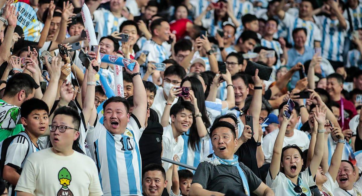 Los hinchas de la Albiceleste en China, llenaron el estadio. Foto: EFE