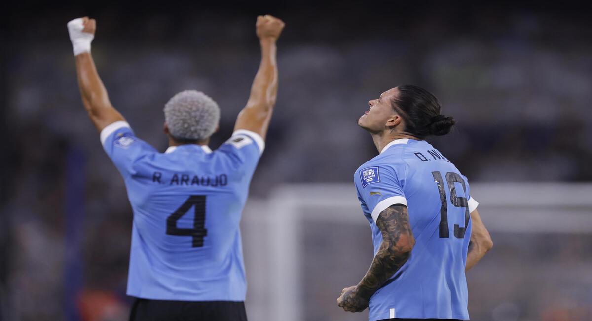 Araujo y Núñez le dieron la victoria a Uruguay en La Bombonera. Foto: EFE