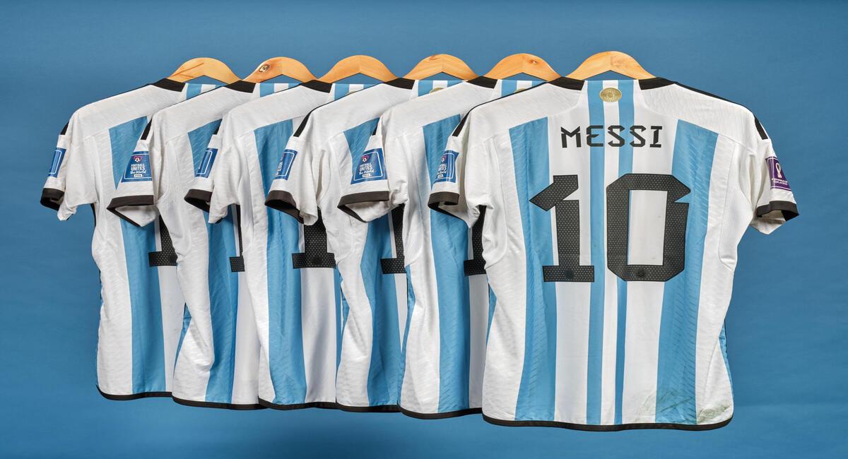 Las camisetas de Messi fueron subastadas y vendidas a un millonario precio. Foto: EFE