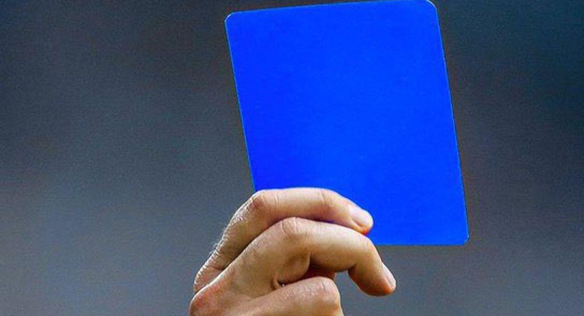 La tarjeta azul llega al fútbol. Foto: Twitter