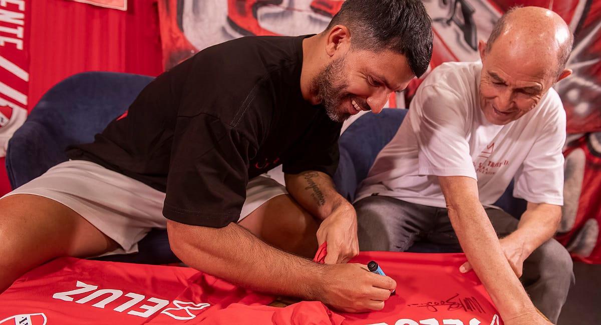 El Kun vuelve a ponerse la camiseta del Rojo. Foto: Twitter @Independiente