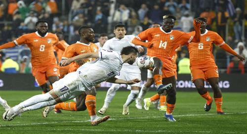 Uruguay de Marcelo Bielsa, cayó 2-1 ante Costa de Marfil