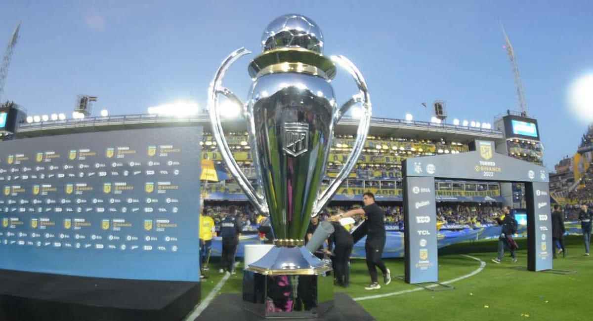 El trofeo de La Liga Profesional. Foto: Twitter @LigaAFA